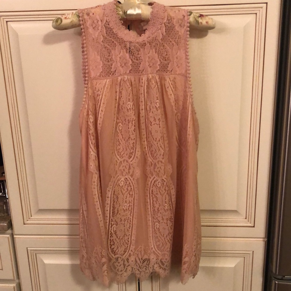 Beautiful lace sleeveless top.